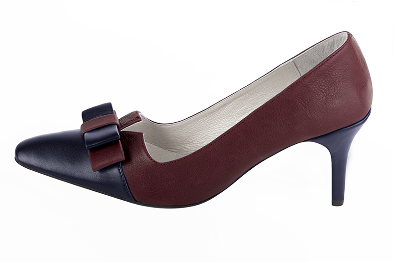 Navy blue and burgundy red women's dress pumps, with a knot on the front. Tapered toe. High slim heel. Profile view - Florence KOOIJMAN
